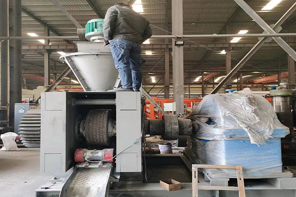 安陽客戶帶料親自到正一機(jī)械試機(jī)選購(gòu)設(shè)備